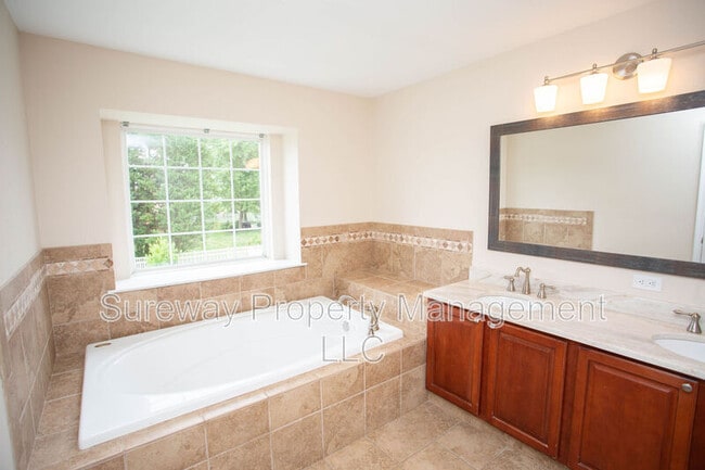 Building Photo - 7 Amaryllis Ln