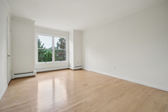 Building Photo - 611 Grove St