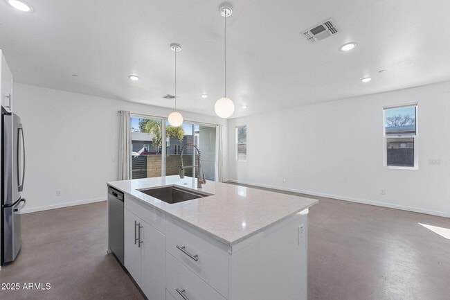 Building Photo - 225 N Pleasant Dr