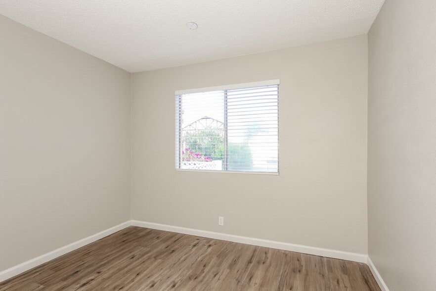 Building Photo - 10012 N 66th Dr