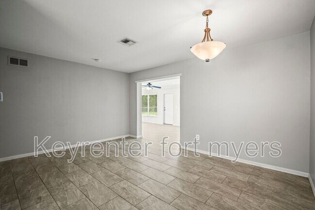 Building Photo - 2210 Parkview Dr