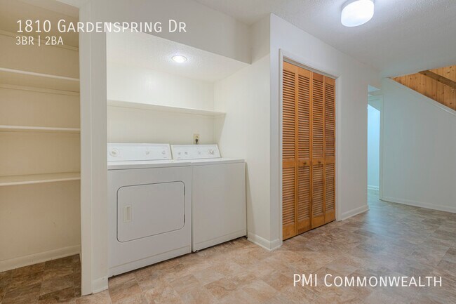 Building Photo - 3 Bed / 2 Bath Single Family (Available 7/...