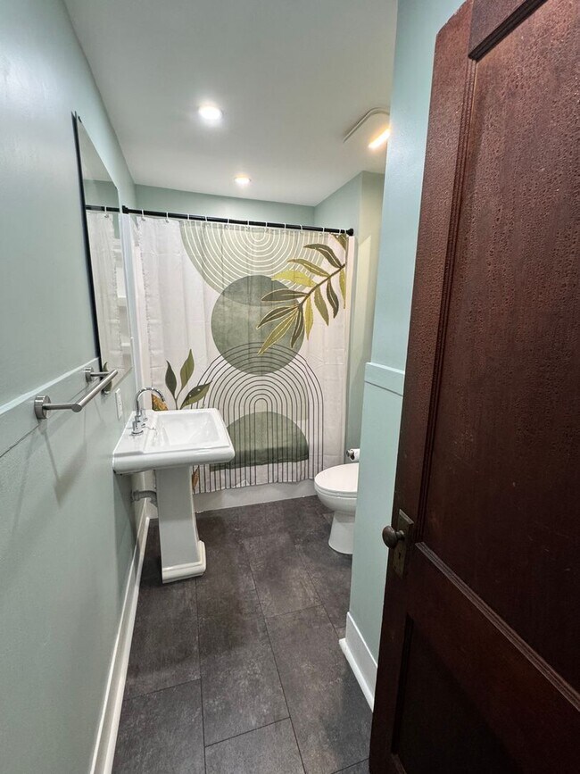 Building Photo - Spacious 4-Bedroom Home with 2 Kitchens | West Ann Arbor