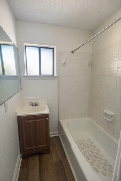 Building Photo - 614 E Live Oak St