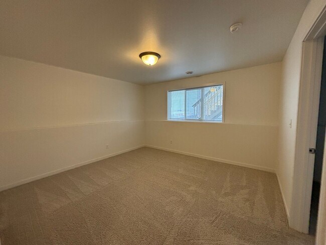 Building Photo - 3 Bed 3 Bath Townhome