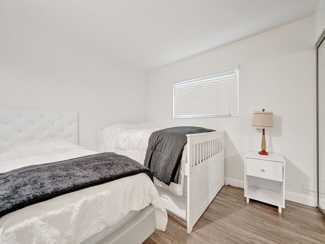 Building Photo - 7405 Seashore Dr