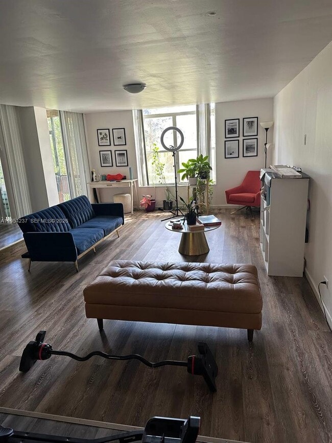 Building Photo - 3720 Inverrary Dr