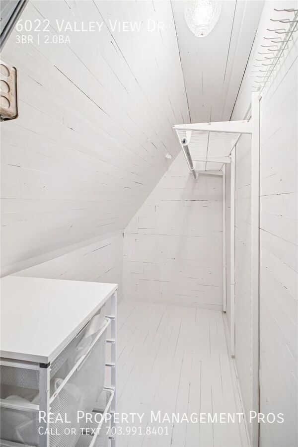 Building Photo - 6022 Valley View Dr