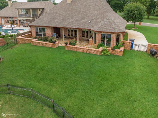 Building Photo - Beautiful Home on the Red River....