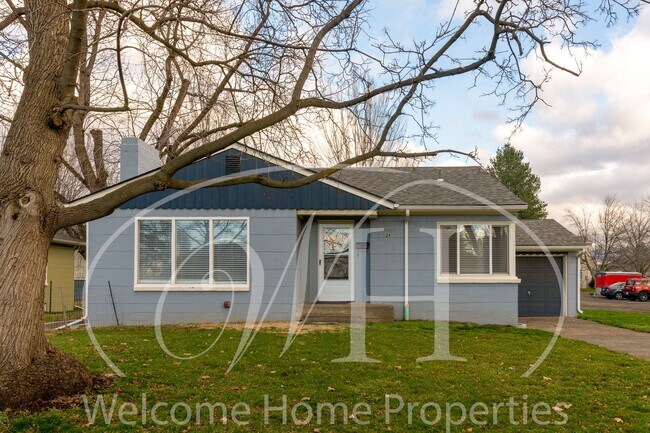 Building Photo - 24 NE Ash Ave