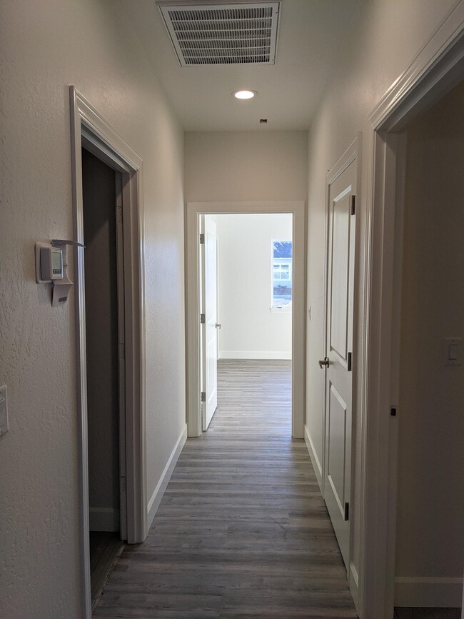 Building Photo - 475 Cheney Loop