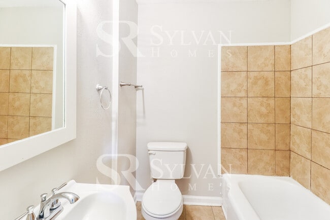 Building Photo - Immaculately kept 4 bedroom, 2 bathroom home