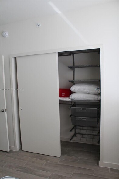 Building Photo - 999 SW 1st Ave