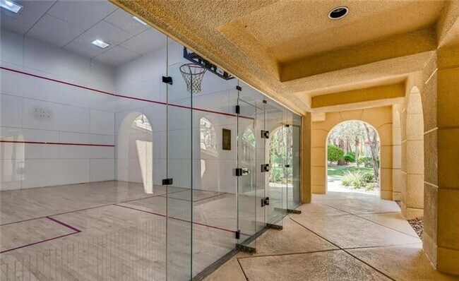 Building Photo - Great opportunity condo in a highly desirable central Las Vegas location