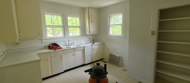 Building Photo - Affordable Downtown 3 Bedroom Rental
