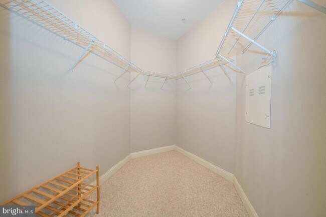 Building Photo - 300 W Elm St