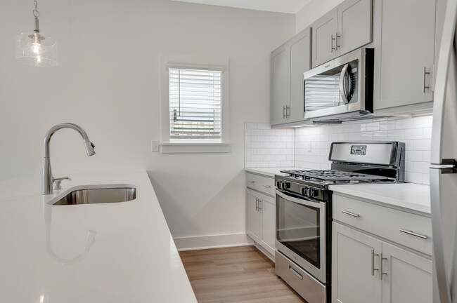 Building Photo - Split plan with bonus office/hobby room!