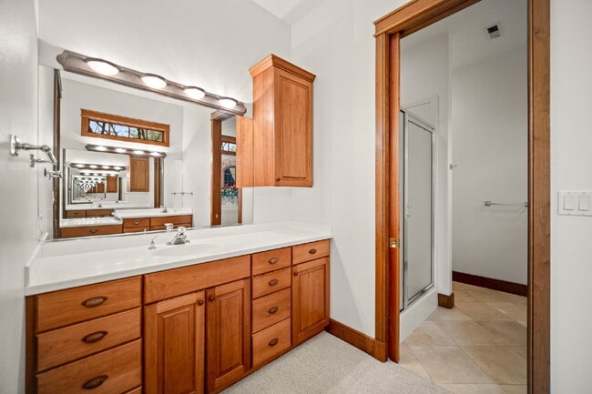 Building Photo - "Spacious 4-Bedroom, 4.5 Bathroom 4792 sq. ft. Retreat with Scenic Views and Cozy Fireplace in St...