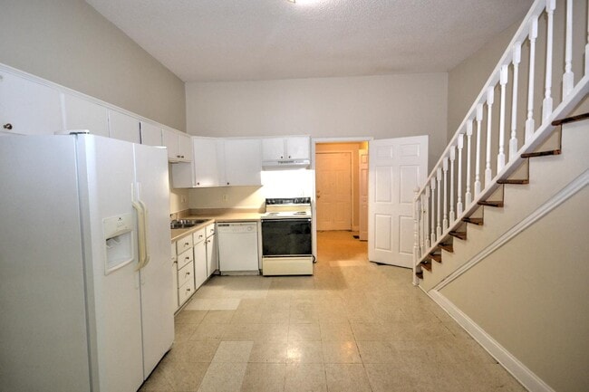 Building Photo - 216 Tryon St