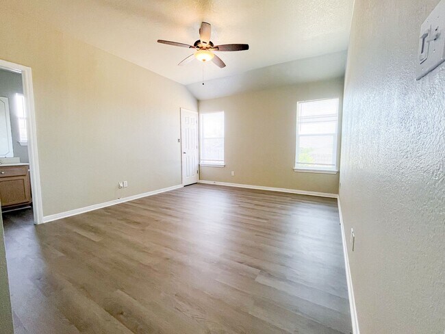 Building Photo - 3307 Southhill Dr