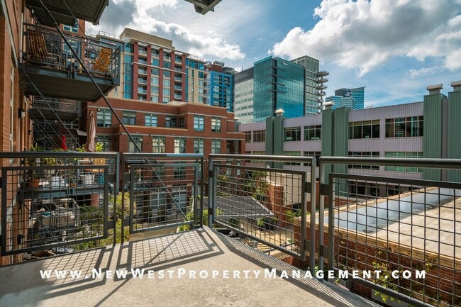 Building Photo - Modern East Village Loft at M2i, Small Pet OK! Available Now!