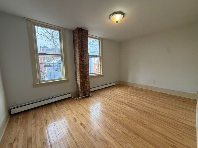 Building Photo - 225 Pine St