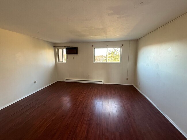 Building Photo - 552 Shennecossett Rd