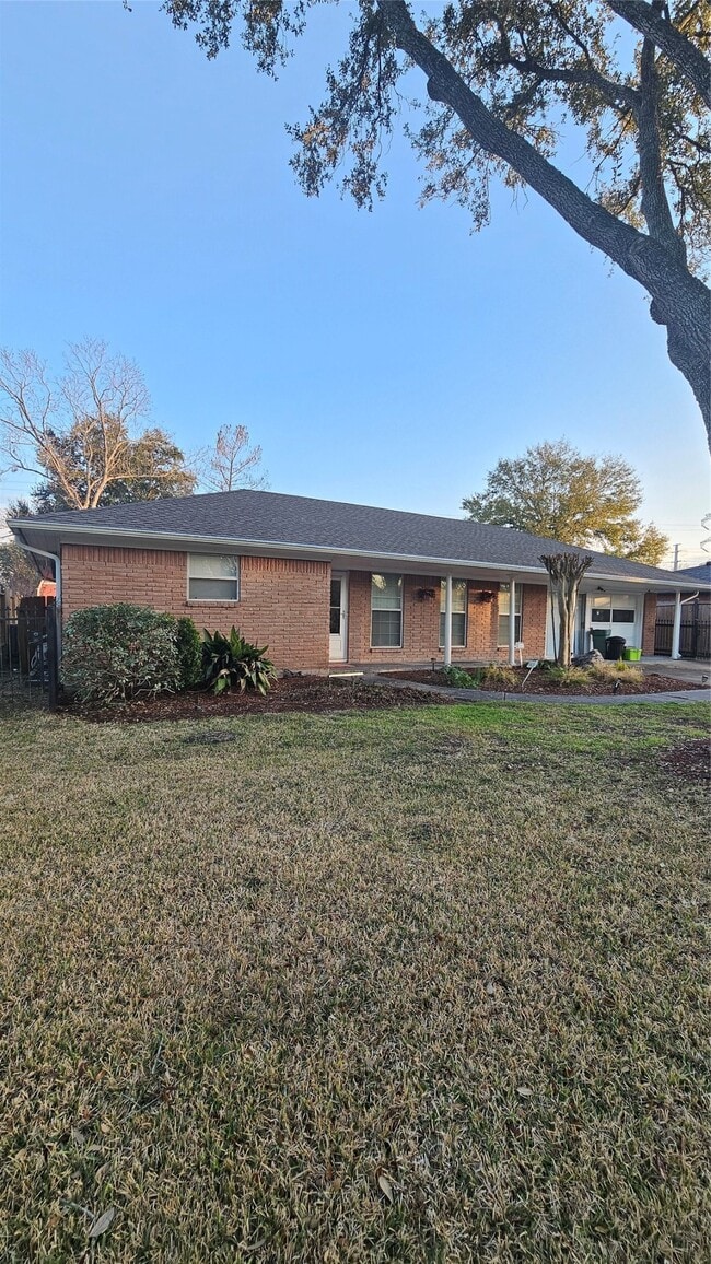 Building Photo - 1715 Pecan Ln