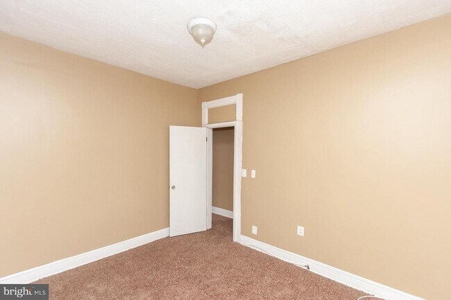 Building Photo - 3 Bedroom House