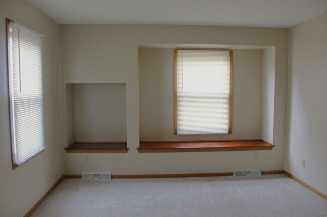 Building Photo - 376-376 Thomas Dr