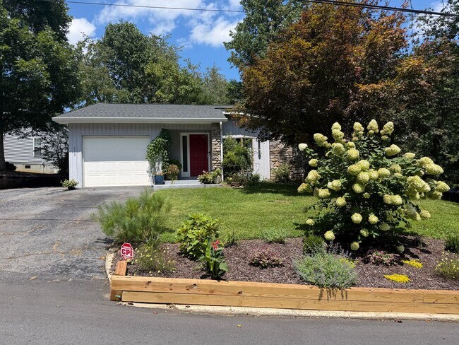 Building Photo - 110 Aurora Dr