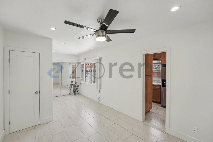 Building Photo - Unit
