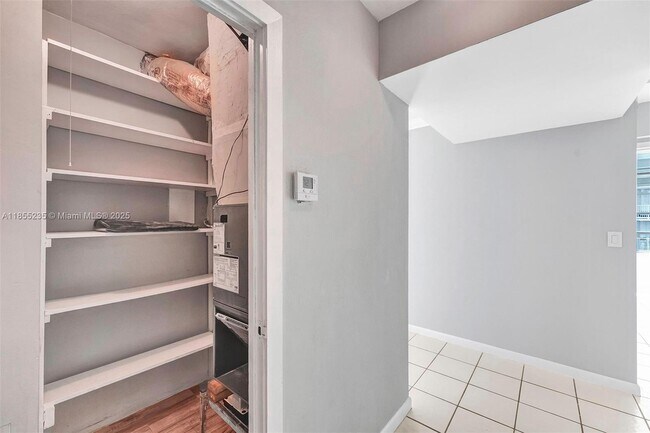 Building Photo - 1430 Brickell Bay Dr