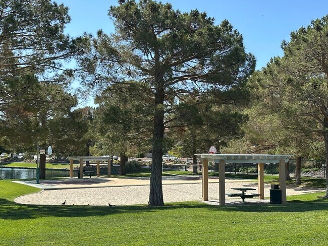 Building Photo - STUNNING DESERT SHORES MINUTES FROM THE LAKES!!!