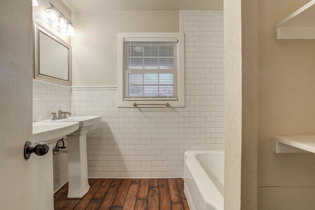 Building Photo - Wonderful 3/1 in the Medical District!