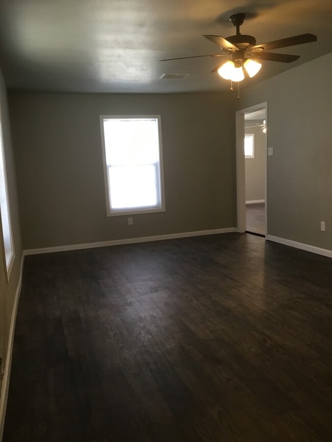 Building Photo - COLLEGE PROPERTY---PRE-LEASING FOR AUGUST! Amazing Updates! 3 bedroom 2 bath