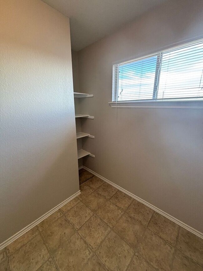 Building Photo - Spacious & Bright 4-Bedroom Home with Mode...