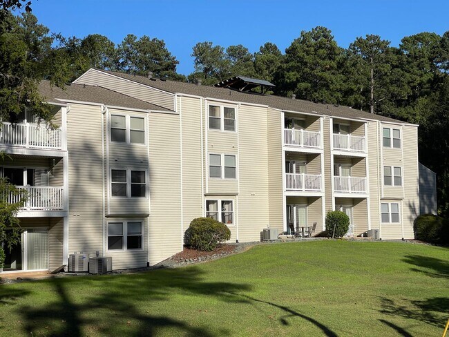 Building Photo - Perfectly located, quiet apartment complex just south of UNC, for graduate / med students - Inclu...