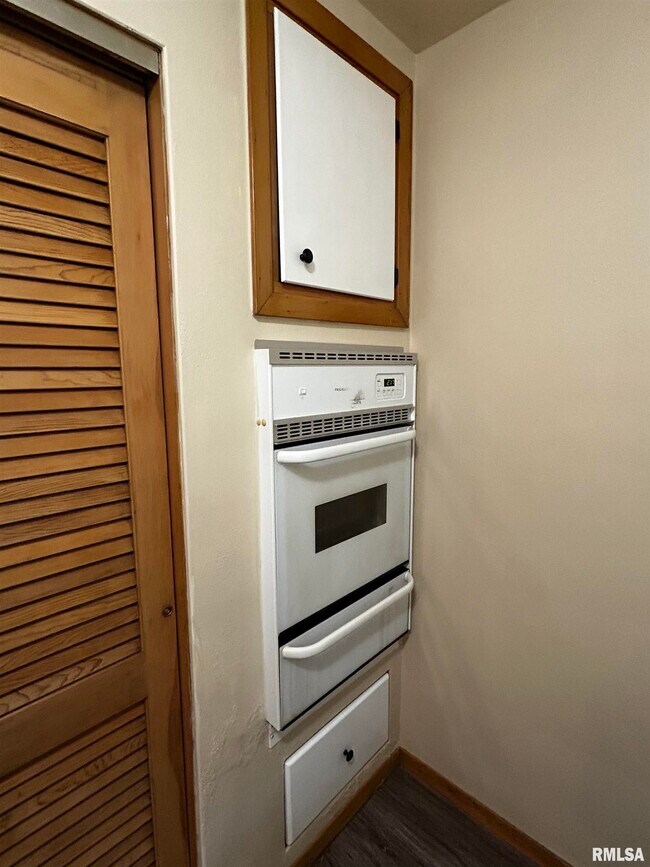 Building Photo - 1102 Oxford Ave