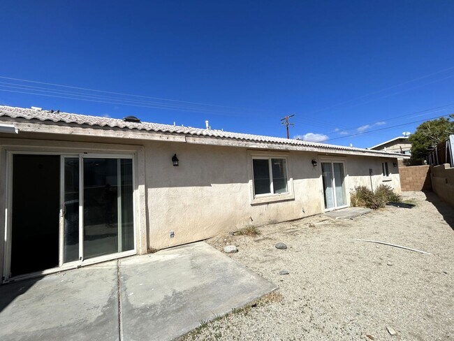 Building Photo - AVAILABLE NOW!! 3 Bedroom 2 Bath Apartment...