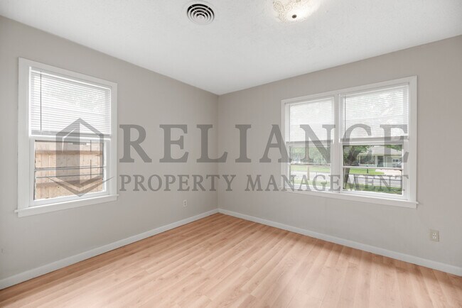 Building Photo - 2732 N Grove St