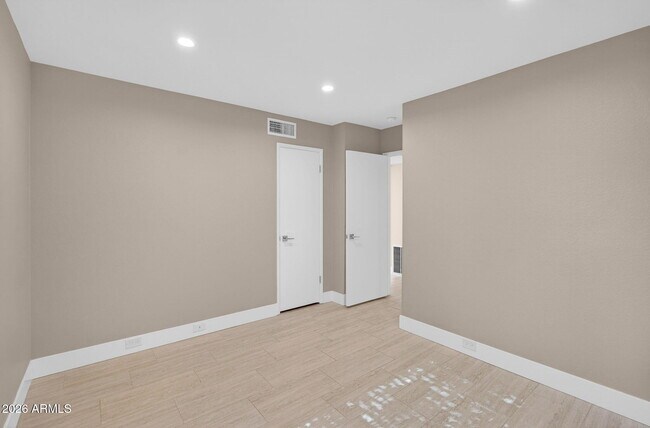 Building Photo - 7557 N Dreamy Draw Dr