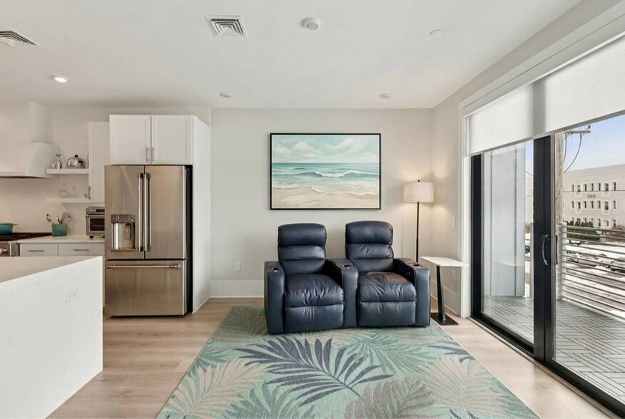 Building Photo - 215 2nd Ave