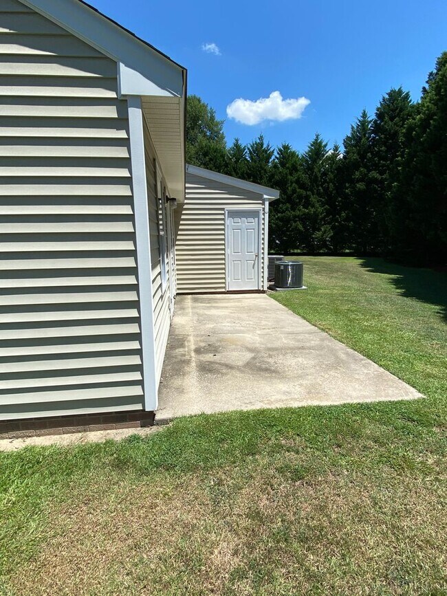 Building Photo - Jayne Lane Duplexes - Bldg 3