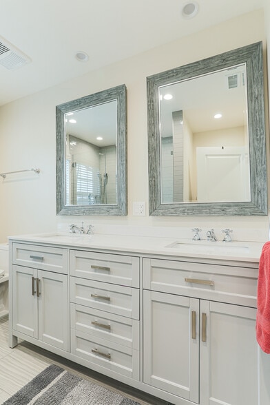 Full Bathroom Shared by Guest Bedroom #1 & #2 - 4155 Edenhurst Ave