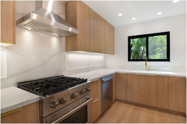 Building Photo - Lantern District Duplex!
