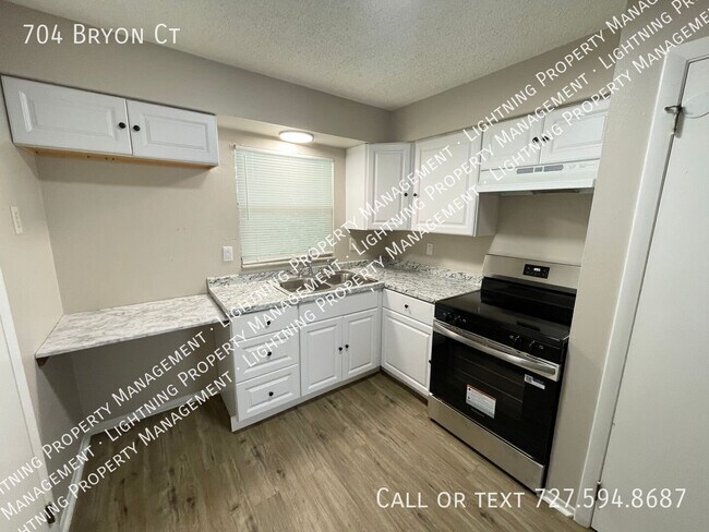 Building Photo - 704 Bryon Ct