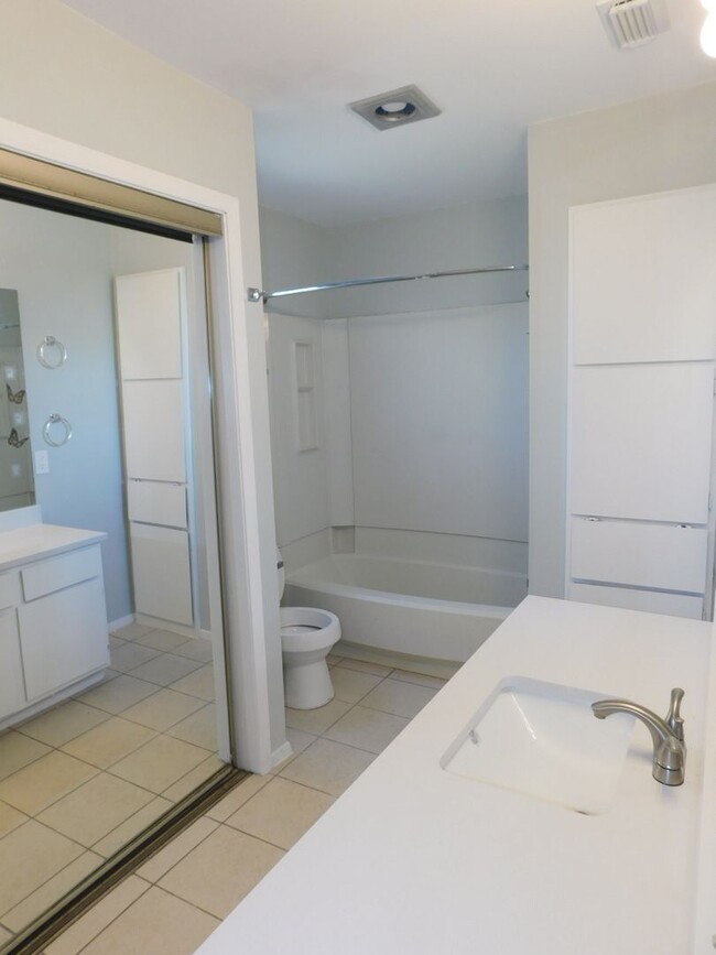 Building Photo - 2606GARR