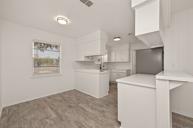 Building Photo - 5615 Beechnut St