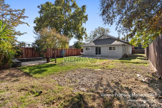 Building Photo - 108 Ash St